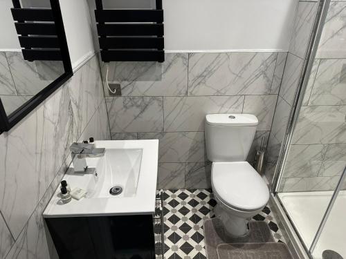 Under New Management - Contractor Friendly - Premium Studio Apartments - Free Parking - Sofa Beds - Sky TV - Full Kitchen - Washer Dryer - WiFi 4