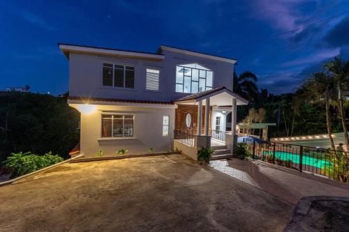 Enjoy Rare Huge POOL 4br Perfect for Families! in อกัวดา