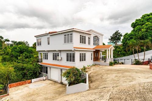 Enjoy Rare Huge POOL 4br Perfect for Families! in อกัวดา