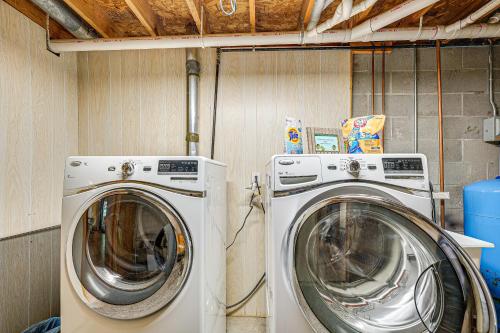 Charming Pentwater Home with Fire Pit and Yard! Charming Pentwater Home with Fire Pit and Yard!