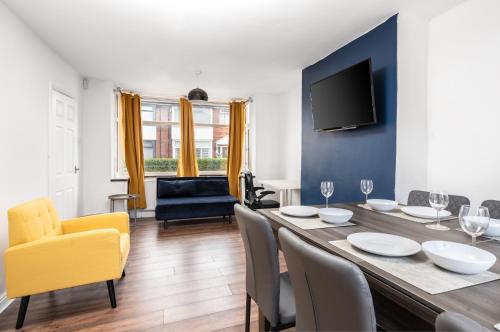 Comfy 3BR Home - Pool Table - Games - Sleeps 8 gîte à louer Ramada Hotel Bolton