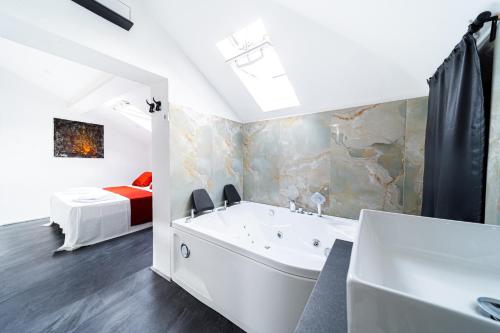 VOLCANO'S SUITE - ETNA - Private Room with Jacuzzi in Catania Center 1