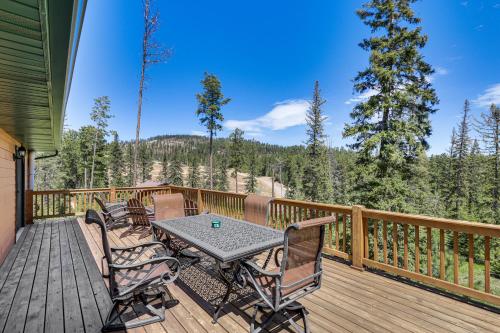 Lead Home in the Mountains w/ Hot Tub + Views!, Lead