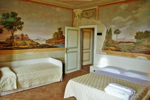 1 queen bed, 1 twin bed