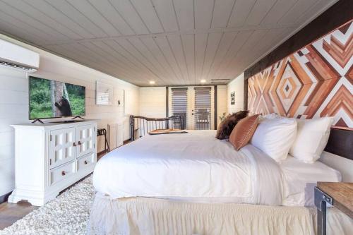 Smoky Mtn Retreat Pets Pickleball HotTub Creekside in Sevierville, USA