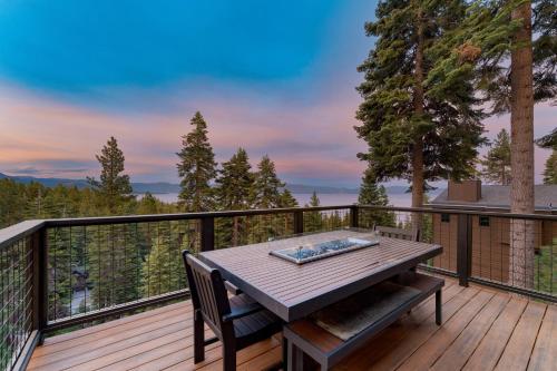 Lake Tahoe Luxury Cabin by AvantStay Lake View