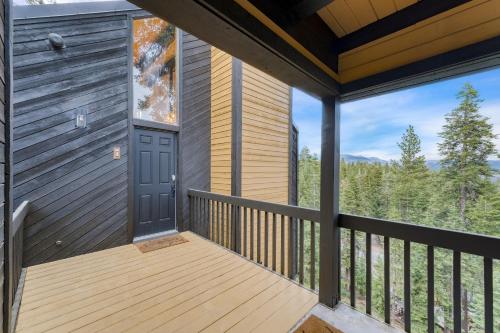 Lake Tahoe Luxury Cabin by AvantStay Lake View