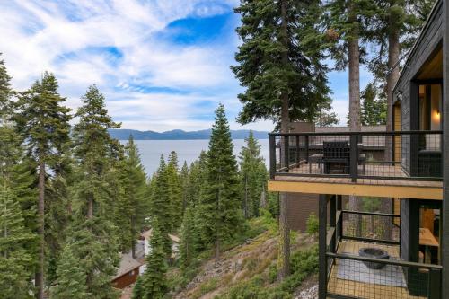 Lake Tahoe Luxury Cabin by AvantStay Lake View