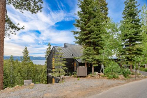 Lake Tahoe Luxury Cabin by AvantStay Lake View