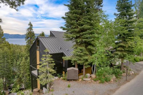 Lake Tahoe Luxury Cabin by AvantStay Lake View