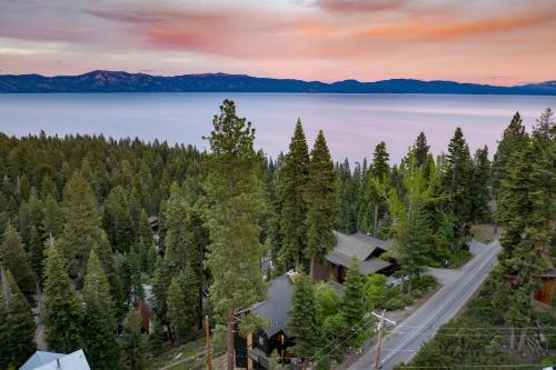 Lake Tahoe Luxury Cabin by AvantStay Lake View