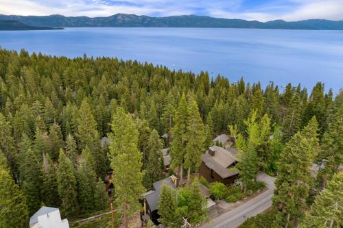 Lake Tahoe Luxury Cabin by AvantStay Lake View