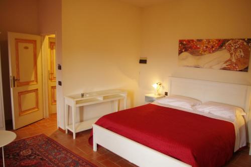 1 queen bed, 2 twin beds
