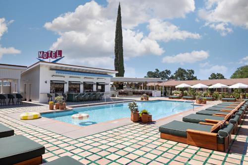 . River Lodge Paso - 21 & Over Pool