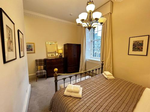 Parliament Sq (apt 10 ) Royal Mile - image 10
