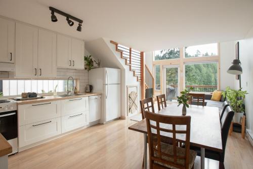 Le Chalet Waterfront Retreat in Ucluelet, Canada
