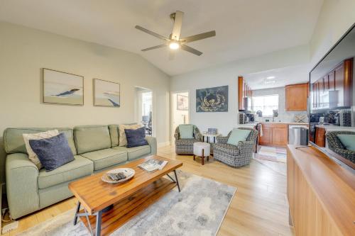 Bright Home Near Atlantic Ave and Delray Beach! in Delray Beach, USA