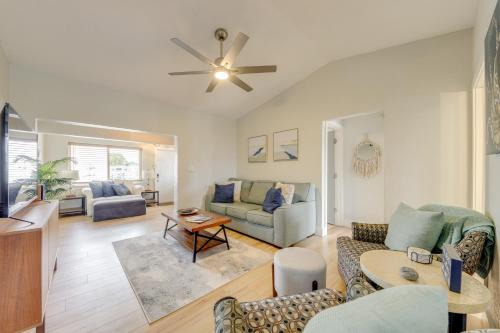 Bright Home Near Atlantic Ave and Delray Beach! in Delray Beach, USA