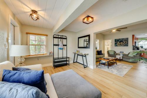 Bright Home Near Atlantic Ave and Delray Beach! in Delray Beach, USA