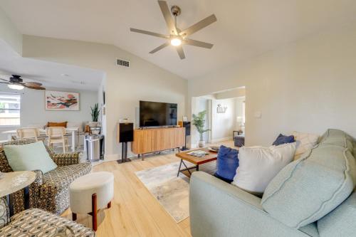 Bright Home Near Atlantic Ave and Delray Beach! in Delray Beach, USA