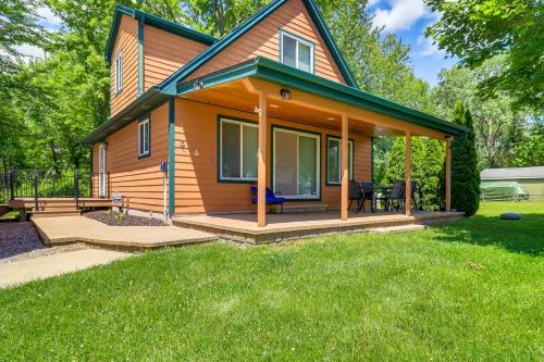 Brooklyn Cottage with Dock - Steps To Wamplers Lake! in Tipton, Vereinigte Staaten von Amerika