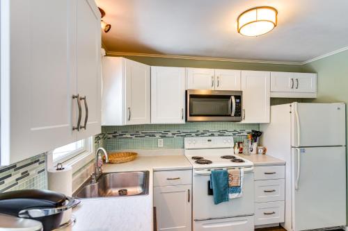 Bright Narragansett Beach Escape with Deck and Yard! in Narragansett, USA