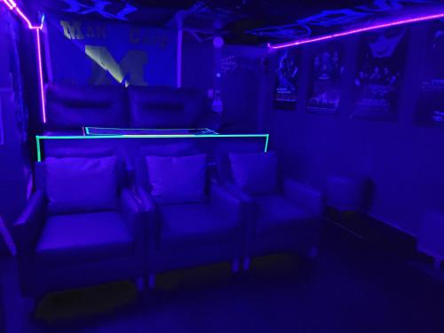 Cozy 6 bedroom home with Gameroom and Fire pit. in Rawsonville, USA