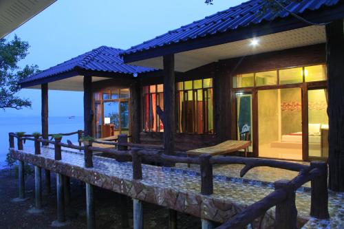 Exterior view, I Talay Lanta in Sang Kha Ou