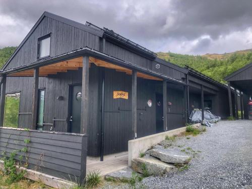 Cozy Nature Retreat, Danish Design w Jacuzzi option in Sogndal