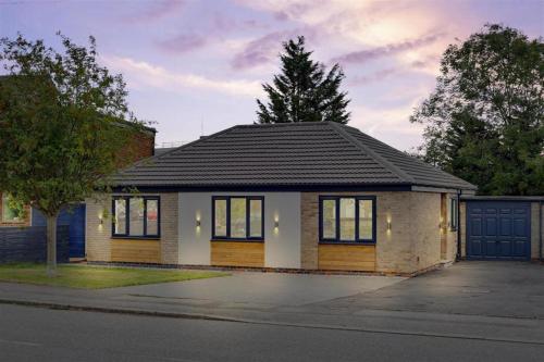 Brand New 4 Bed Deluxe Modern Villa - Sleeps 9 - Private Parking & Garden in Wollaton