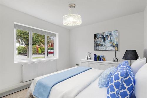 Brand New 4 Bed Deluxe Modern Villa - Sleeps 9 - Private Parking & Garden in Wollaton