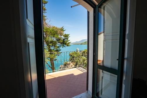 陽台/露台, Lighthouse View Villa with Sea View Terrace and Garden in 阿格羅波利