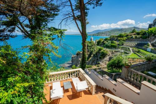 Lighthouse View Villa with Sea View Terrace and Garden, Salerno