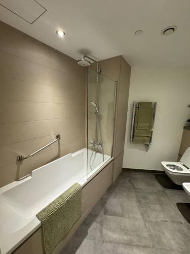 VV - Luxury 1 bed with Pool & Sea Views, Gibraltar (foto 8)