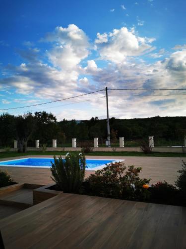 Peldbaseins, Visnjeva Gardens in Krimovice