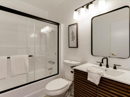 Charming 5 Bedroom Granada Hills House with Pool, Los Angeles (photo 10)