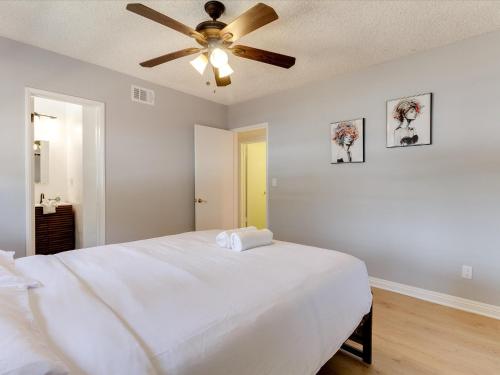 Charming 5 Bedroom Granada Hills House with Pool in Los Angeles, USA