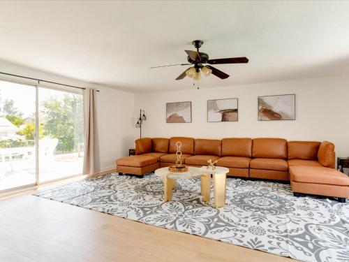 Charming 5 Bedroom Granada Hills House with Pool in Los Angeles, USA