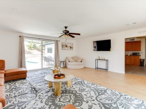 Charming 5 Bedroom Granada Hills House with Pool, Los Angeles (photo 5)