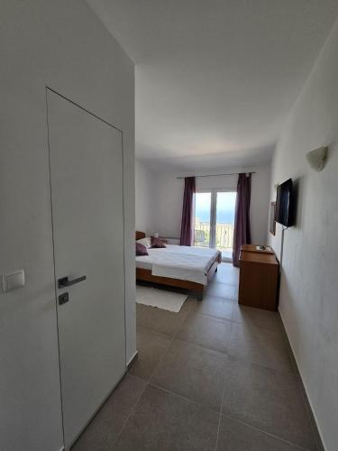 Double Room with Balcony image 7