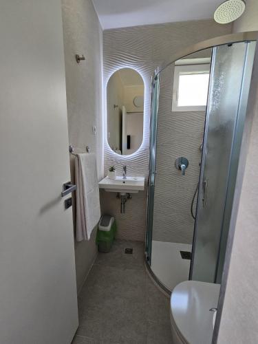 Twin Room with Mountain View image 4