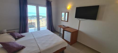 Double Room with Balcony image 8