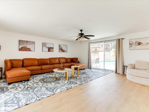 Charming 5 Bedroom Granada Hills House with Pool in Los Angeles, USA