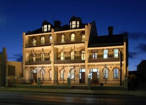 Exterior view, Alpine Heritage Motel in Goulburn