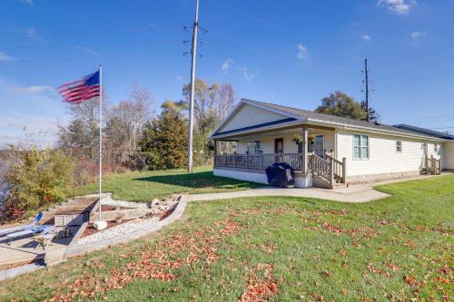 Charming Stanwood Home on Muskegon River! in Big Rapids, USA