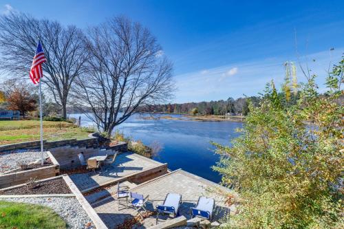 Charming Stanwood Home on Muskegon River! in Big Rapids, USA