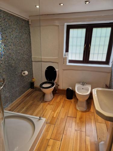 Rainsough Cottage Guest House - Shared Bathroom - Free Parking & WiFi Rainsough Cottage Guest House - Shared Bathroom - Free Parking & WiFi