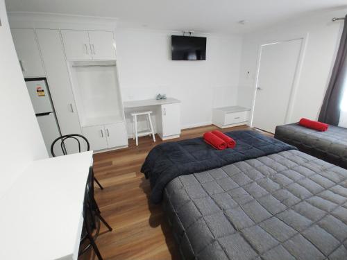 1 double bed, 1 twin bed