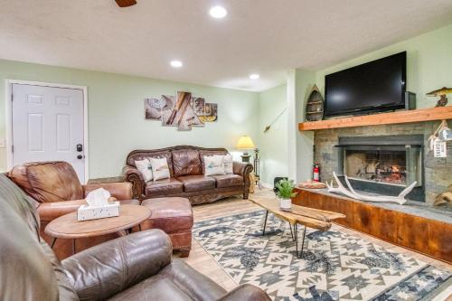 Cotter Home with Deck about 1 Mi to Big Spring Park!