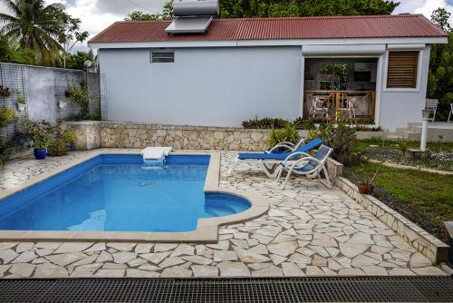 View, Charmant bungalow a Baie-Mahault avec piscine privee in Baie-Mahault